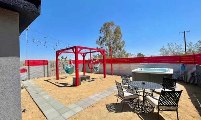 Joshua Tree House | ❤Hot Tub + Close to Downtown JT ❤ Fully Fenced + Firepit Mini❤