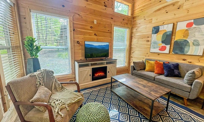 Rocky Grove House | Hot Tub Dog-Friendly Free Dollywood Ticket Perfect for 2 (Sunshine)