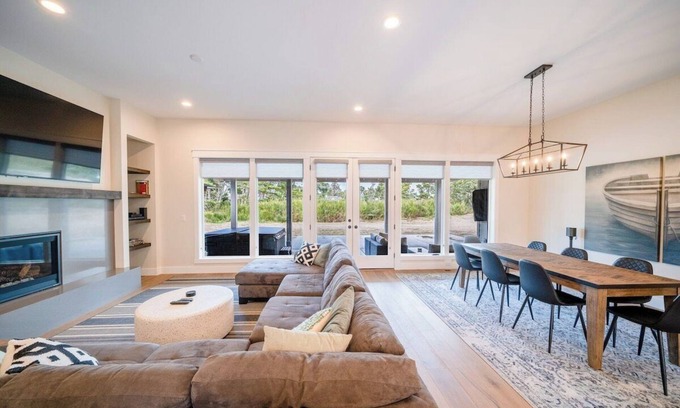 Surf Pines House | Hot Tub & Family Fun |Near Beach|King Suite Luxury