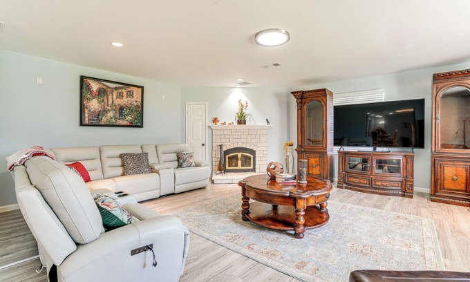 Denison House | Hot Tub & Fenced Yard: Dog-Friendly Gem in Denison