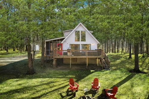 Berkeley Springs House | Hot Tub, FirePit, Large Yard, Screened Porch, WiFi
