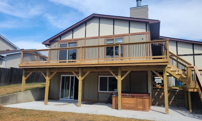 Pontoon Beach House | HOT TUB! Fishermans lake house retreat