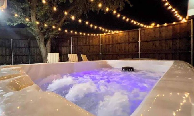 Far North Dallas House | Hot Tub 🏝~ Large Groups 🍿~ Centralized Location 📍