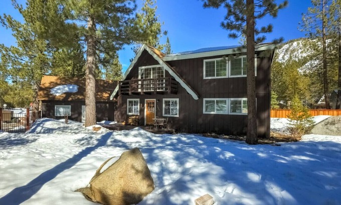 Christmas Valley House | Hot tub + Pool Table + Good Vibes