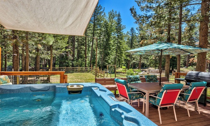 Christmas Valley Ski Chalet | HOT TUB, RIVERFRONT CHALET FAMILY & DOG FRIENDLY ON ACRE WALK, HIKE RECREATION