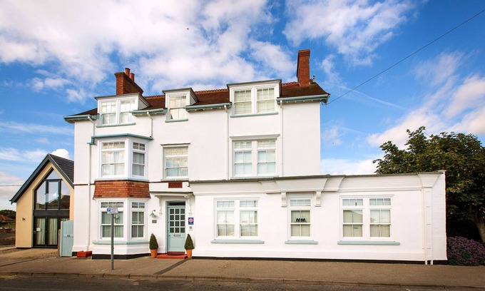 Mundesley House | Hot tub, sauna, sea & beach views, sleeps 16 in 7 bedrooms, 5 star Luxury house