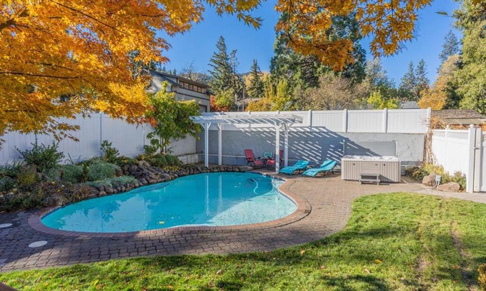 Ashland House | Hot Tub & Seasonal Pool -Sleeps 10- 4 min to OSF