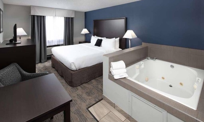 Sequim Resort | Hot Tub Unit in Red Lion Inn & Suites Sequim, Pool, Breakfast, Free Parking!