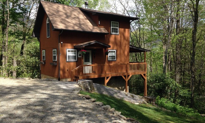 Maggie Valley Cabin | HOT TUB, VIEW, CREEK, WIFI, King Bed, JACUZZI IN MASTER BATH.