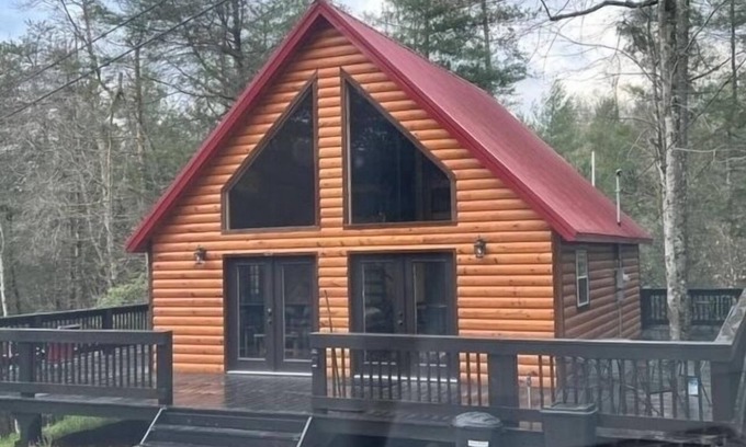 Campton Cabin | Hot tub, WiFi, fire pit, Red River Gorge, Natural Bridge. Easy parking lot!