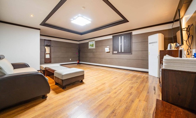 Samcheok Hotel | Hotel Door