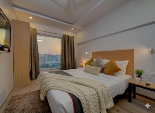 Dilsukhnagar Bed & Breakfast | Hotel Heaven Luxes Opp Miraj Cinemas