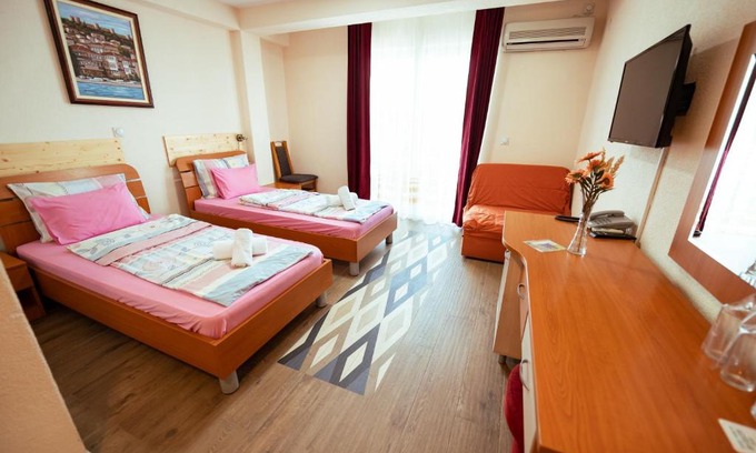 Ohrid Bed & Breakfast | Hotel Holiday-M