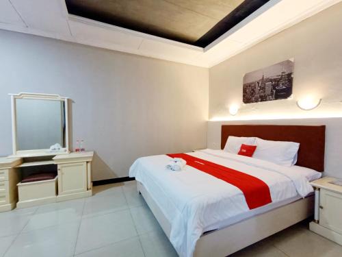 Pekalongan Hotel | Hotel Istana Syariah Pekalongan by Hello Room