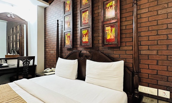 Rajouri Garden Hotel | Hotel Lavish IN- Rajouri Garden