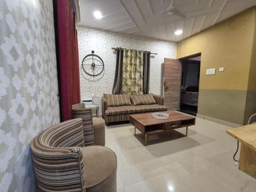 Vadanemelli Hotel | Hotel Manjula INN