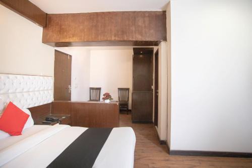 Indirapuram Hotel | Hotel O Arora shoppers park