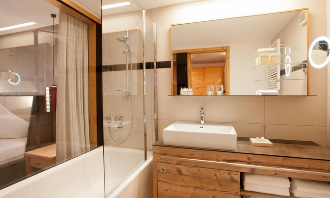 Damuels Apartment | Hotel Restaurant Walliserstube, Time-out Deluxe - Suite, Shower or bath, South