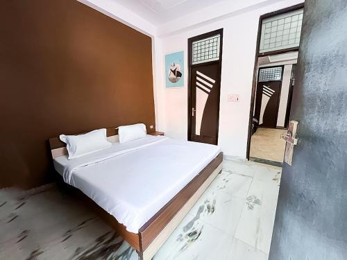 Dwarka Bed & Breakfast | Hotel Satguru In Dwarka More