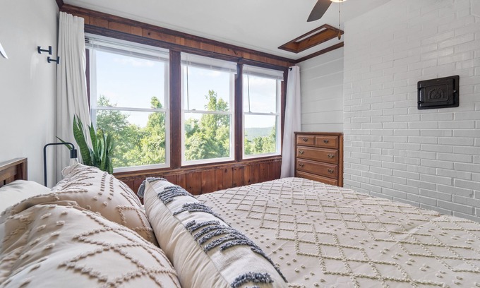 Linden House | π₯ Hottub + π friendly + ποΈ view + Skyline Dr + Wineries