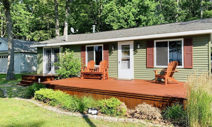 Prudenville Cottage | Houghton Hideaway with lake access and views