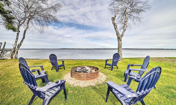 Prudenville House | Houghton Lake Cottage with New Private Deck!
