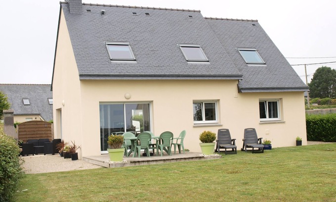 Plouneour-Trez House | House with view of the bay the beach 80 metres away