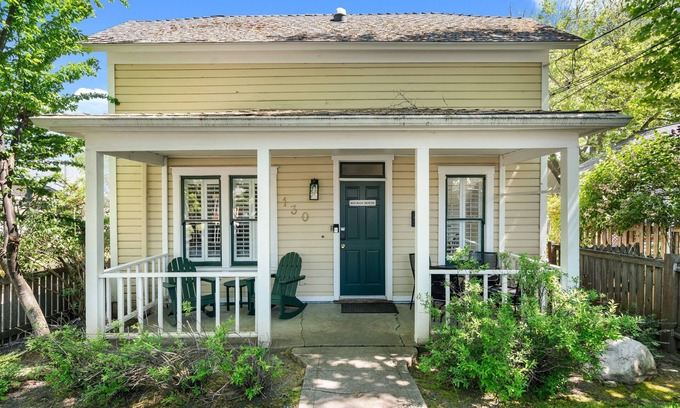 Historic Downtown District House | House + 2 Studios- 3 blocks from the Plaza!