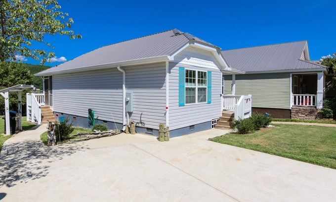 Leesburg House | House #48 Tranquility Base (No Pets)