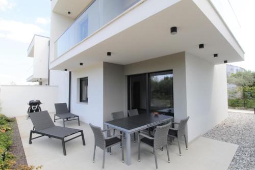 Basanija House | House Andrej, Entire semi-detached house with a terrace, parking, 400 m from beach