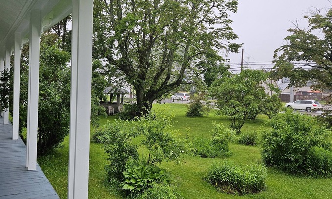 Summerside Cabin | House bed and breakfast type. Can be family or single travelers