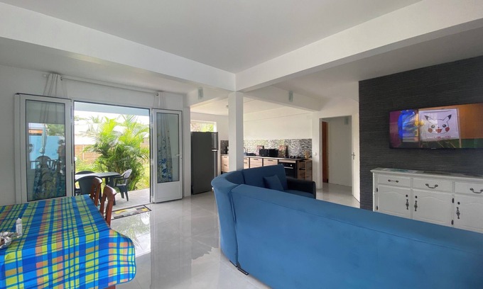 Tartane Cottage | House by the sea