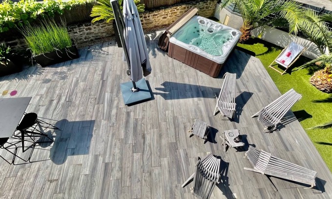 Arradon House | House for 4 JACUZZI/Private GARDEN 400m walk to beach shops 2 bathrooms