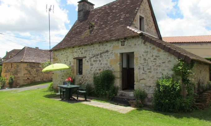 Hautefort Cottage | House in Hautefort with A/C, free bikes, pets allowed