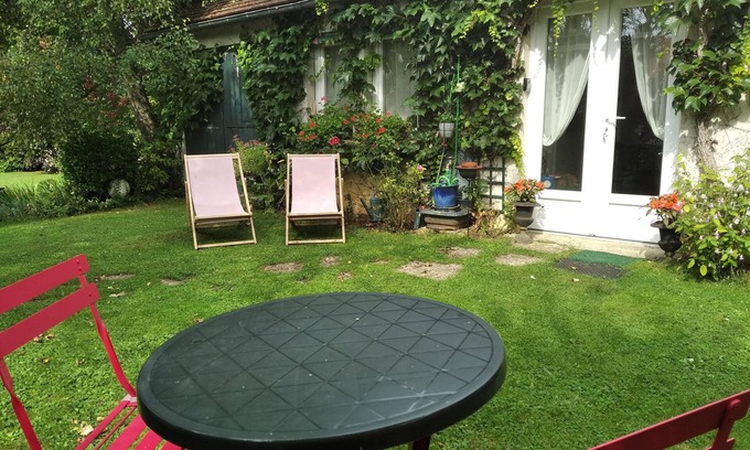 Saint-Jean-aux-Bois Bed & Breakfast | House in landscaped garden
