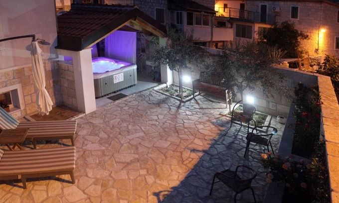 Mravince House | House in Mravince with whirlpool and garden