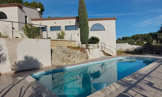 Saint-Chamas House | House in Provence, sleeps 8, with swimming pool and lovely view of pond.