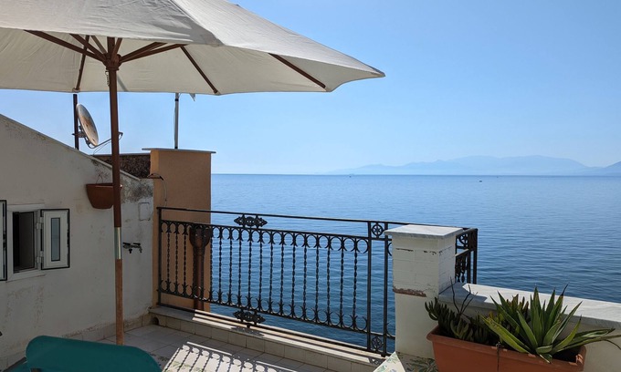 Porticello Apartment | House in the seaside village of Santa Nicolicchia