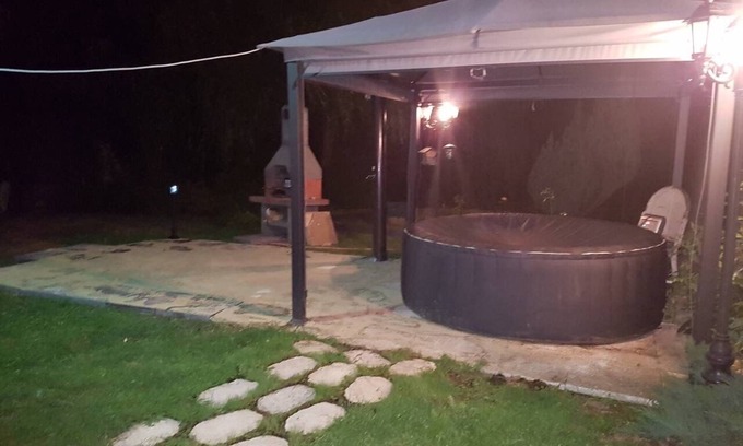 Villeneuve-Saint-Denis Bed & Breakfast | House ! Jacuzzi! 5 minutes from Disney and nature village!
