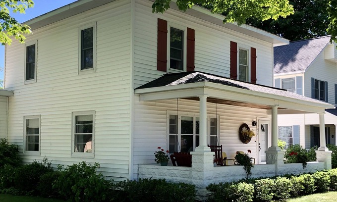 Frankfort House | House located in downtown Frankfort 5 blocks from Lake Michigan!