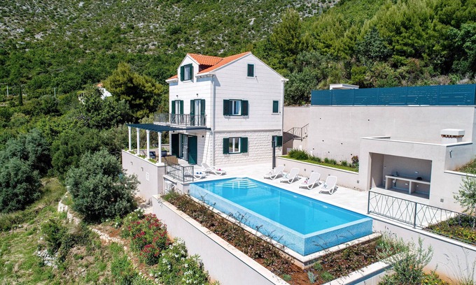 Brsecine House | House Maro-infinty pool with splendid view