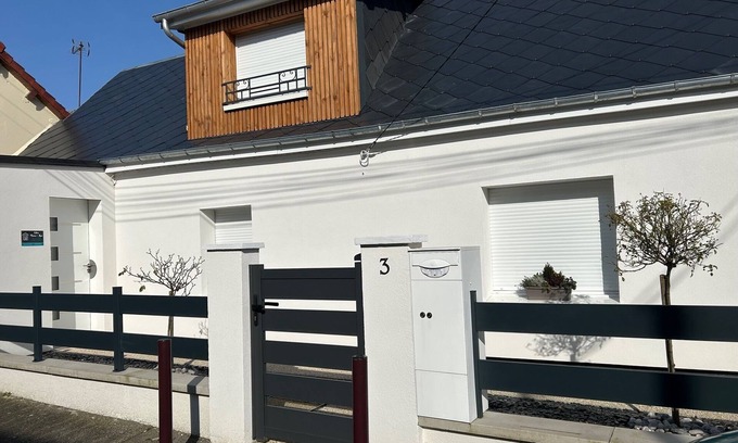 Gamaches House | House near the sea with land