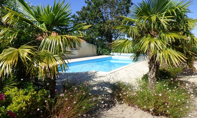Grosbreuil House | House of 125m2, including veranda. Pool. Land not overlooked.