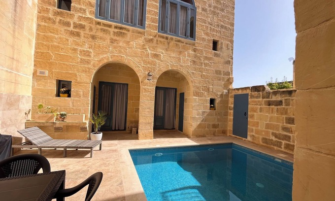 Nadur House | House of character with pool & jacuzzi for 5 persons, central yet quiet location