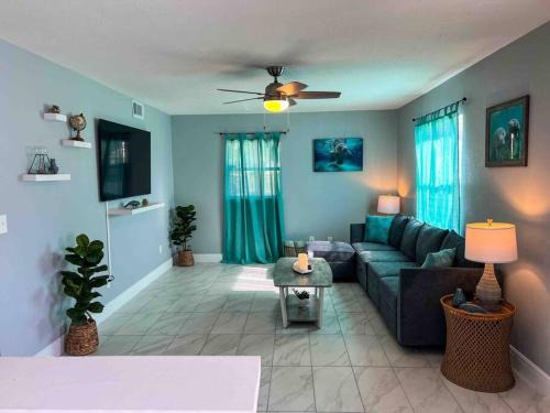 Crystal River House | House of Manatees-Entire house with yard, fire pit, dog friendly