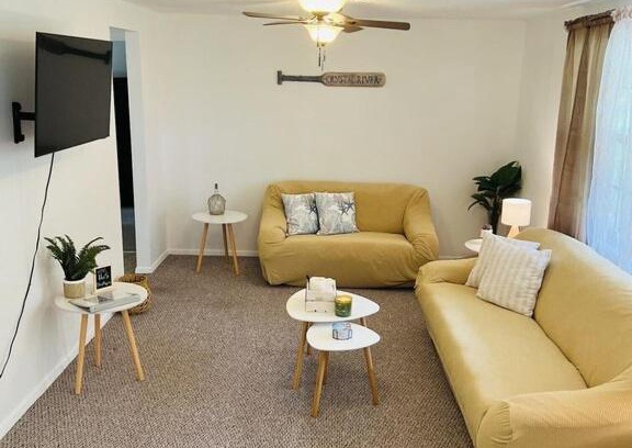 Crystal River House | House of Shells, beautiful garden, fenced yard, dog friendly, fire pit!