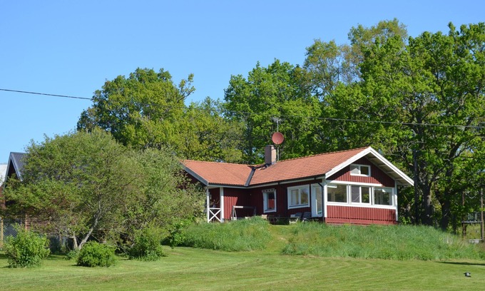 Hultsfred Municipality House | House on lake with boat, raft and sauna