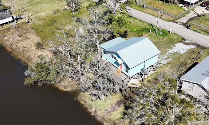 Shoreline Park House | House on the Bayou. Bring your boat and relax!