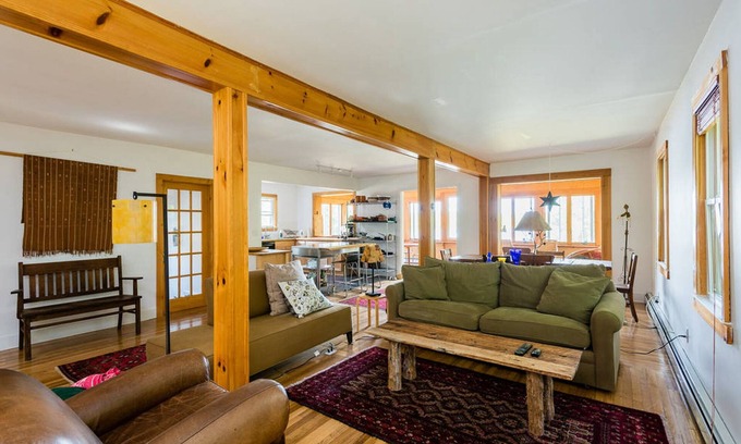 Coxsackie House | House on the Hudson River Beach