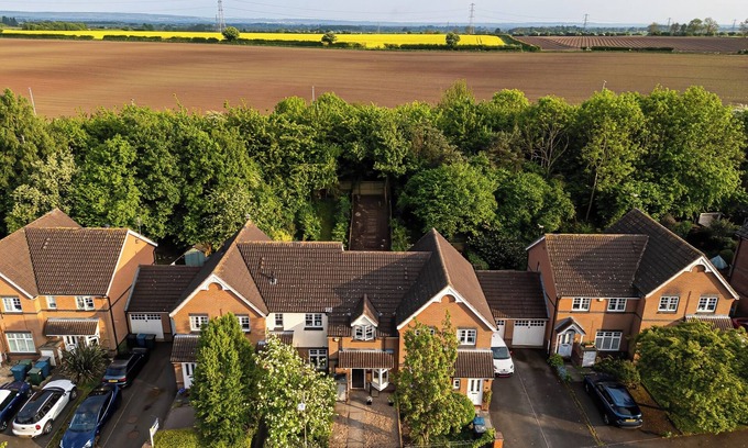 Bingham House | House Sleeps6-Garden-PetsOk-Parking-Long stay disc